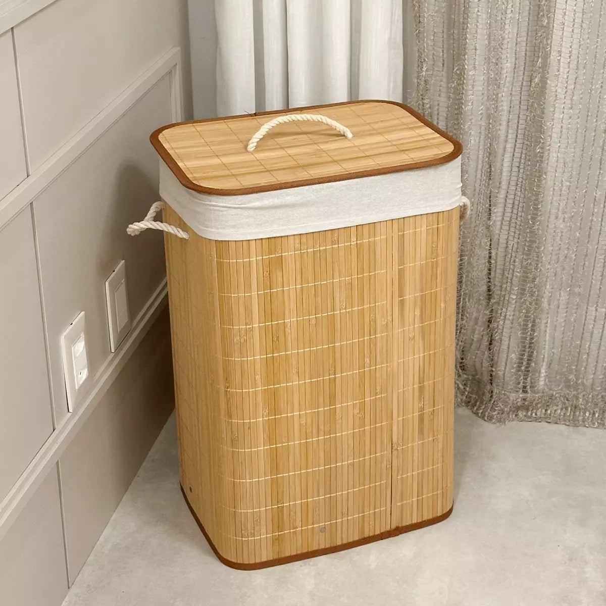Cesto Organizador de Roupa em Bambu Trançado com Tampa e Forro 72L